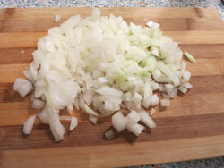 Salata cu bastoane crab, ouă, brânză și castravete - prospețime