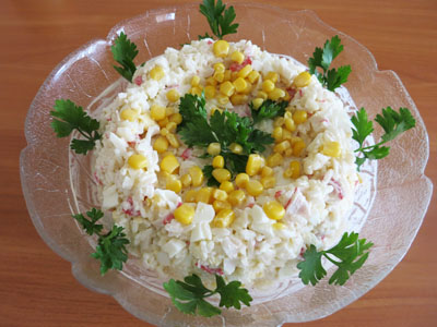 Salata cu bastoane crab, ouă, brânză și castravete - prospețime