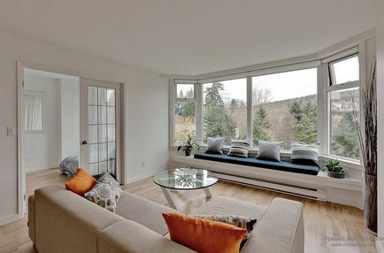 Designul modern de ferestre în camera de zi, o cameră cu două sau trei ferestre mari și mici