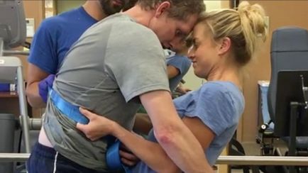 După patru luni de teribil accident de luptător sigiliu a fost capabil să se ridice și să-și sărute soția