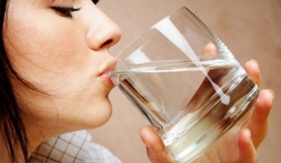Un pahar de apă pe stomacul gol în dimineața - un obicei bun, curățare corpul de sănătate