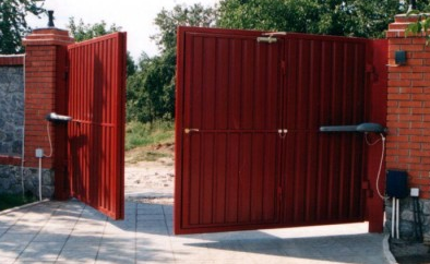 Construcția gardului cu mâinile - abilitatea clădirii școlii
