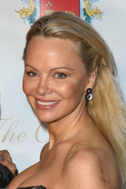Rochie Crazy, noi - și se confruntă cu un minim de machiaj Pamela Anderson nu știe, revista cosmopolită