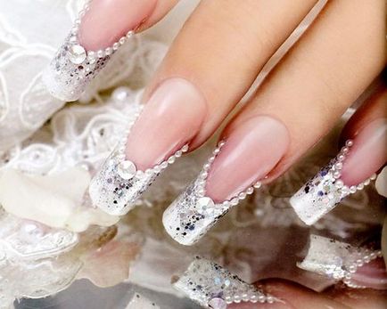 shellac manichiura de nunta pe unghiile scurte, cu pietre de design fotografie