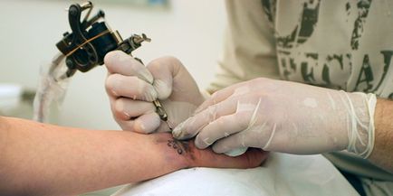 Tatuaj pe încheietura mâinii pentru valorile masculine, idei și schițe cu fotografii