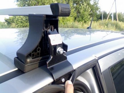Instalarea cizma pe acoperișul mașinii cu mâinile lor video