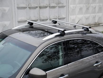 Instalarea cizma pe acoperișul mașinii cu mâinile lor video