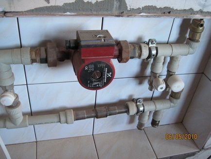 Instalați pompa în sistemul de încălzire cum se instalează în mod corespunzător și conectați pompa, fără a utiliza