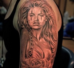 Înțeles femeie tatuaj, ceea ce poate însemna un tatuaj de o fată