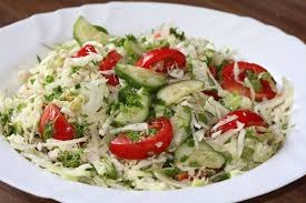 Ce poate fi adăugat la o salată cu castraveți și roșii
