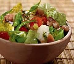 Ce poate fi adăugat la o salată cu castraveți și roșii