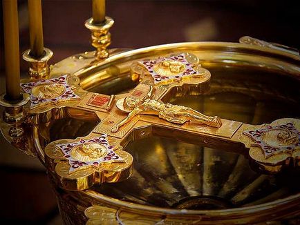 Care este apa sfintita și cum să-l folosească în mod corespunzător, respira Ortodoxia