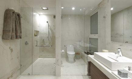 Baie de interior cu duș și fotografie baie de design cu duș