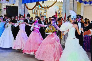 Cum de a organiza un bal mascat, festivaluri de dans (posibil să se organizeze un bal mascat) Cum de a organiza un bal mascat, festivaluri de dans