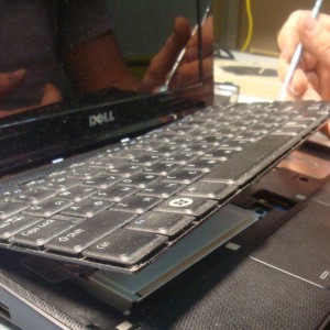 Cum se curata o tastatura pe un laptop - de la lichidele varsate la domiciliu