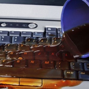 Cum se curata o tastatura pe un laptop - de la lichidele varsate la domiciliu