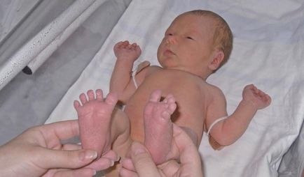 Cum de a dezvolta un copil în prima lună după naștere