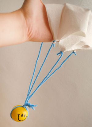 Cum sa faci o parașută făcută din hârtie
