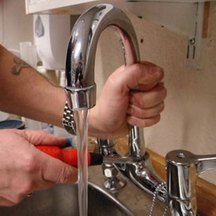 Apa se scurge de la un robinet cum să se stabilească de la robinet ce să facă, de ce se picură în bucătărie care curge, cum să se stabilească o scurgere