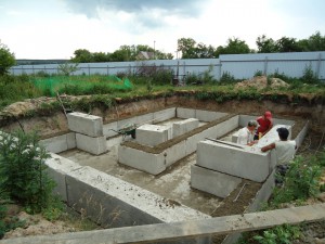 Bricklaying pe o fundație