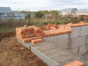 Bricklaying pe o fundație