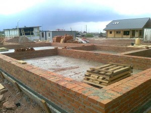 Bricklaying pe o fundație
