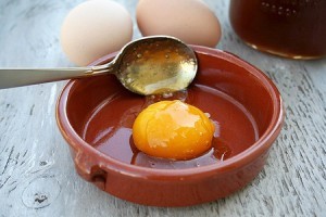 Masca de gălbenuș de ou, miere și ulei de hidratare necesar pentru piele