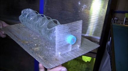 Adăpătoare pentru pui dintr-o sticlă de plastic