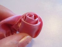 Trandafiri dintr-un material cu mâinile