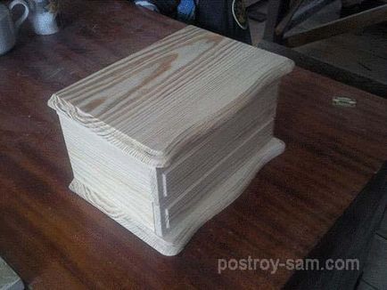 Cutia este făcută din lemn cu mâinile lor
