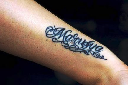 Toate tatuajele Ksenia Borodina, un tatuaj pe brațul și piciorul Ksenia