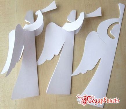 Îngerii de hârtie pentru Crăciun cu mâinile lor