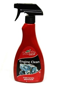 Sus curată a uleiului de motor și murdărie sub formă de funingine de spălare din motor, șoferul mașinii
