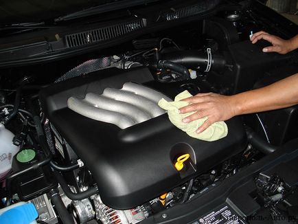 Sus curată a uleiului de motor și murdărie sub formă de funingine de spălare din motor, șoferul mașinii
