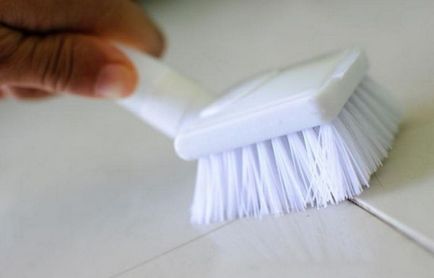 Spalatul adezivul cu un mijloc pentru îndepărtarea gresie (gresie) Spalatul adezivul cu mijloace pentru îndepărtarea Țiglă