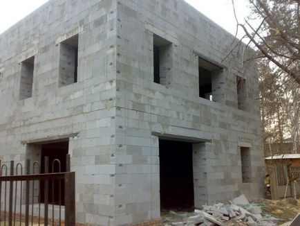 Casa caldă de beton celular la exterior, cu mâinile lor