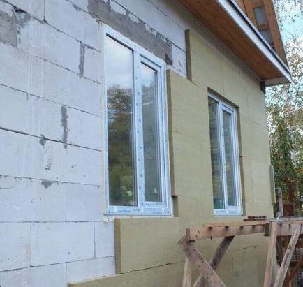 Casa caldă de beton celular la exterior, cu mâinile lor