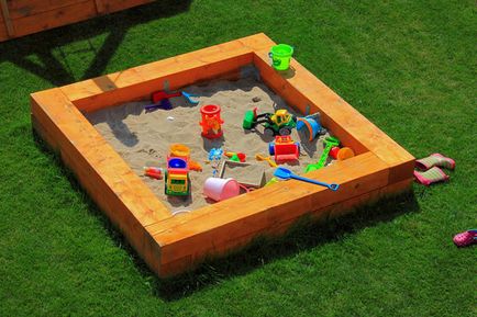 Sandbox pentru copii cu mâinile lor