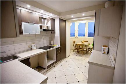 Design de bucătărie cu o fotografie balcon o bucătărie mică, cu un balcon și un prag interior ușă,