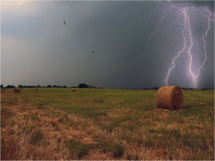 Furtună și tunete se formează furtună