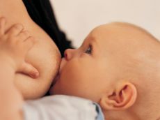 Cât de des ar trebui să hrănească nou-născuți cu lapte matern