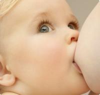 Cât de des ar trebui să hrănească nou-născuți cu lapte matern