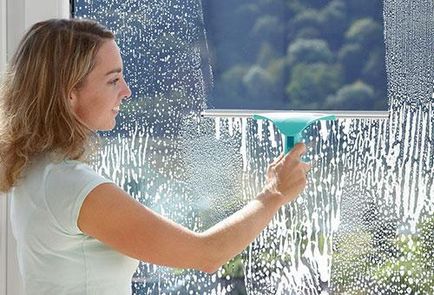 Pe măsură ce se spală ferestre din plastic la domiciliu, se spală pervaz
