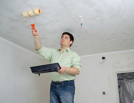 Cum să clei tapet non-țesute pe tavan preparat, lipicios