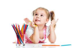 Cum de a preda un copil la 5 ani în etape pentru a desena uman