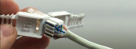 Deoarece cablul de rețea fără instrument de sertizare (șurubelniță)