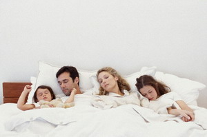 Cum se intarca un copil adormit cu părinții