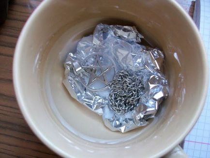 Cum se curata de argint de la negru la domiciliu rapid și eficient, astfel încât stralucea