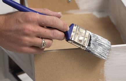 Cum să picteze mobilier din PAL cu mâinile lor