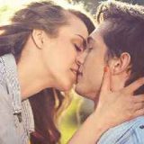 Cum să sărute o fată pe buze este prima dată că a topit și nu sa opus, în gât pe primul